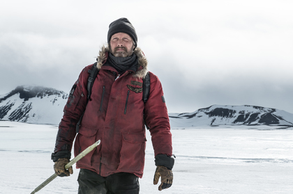 : Mads Mikkelsen bojuje s ledovou pustinou v čerstvém traileru
